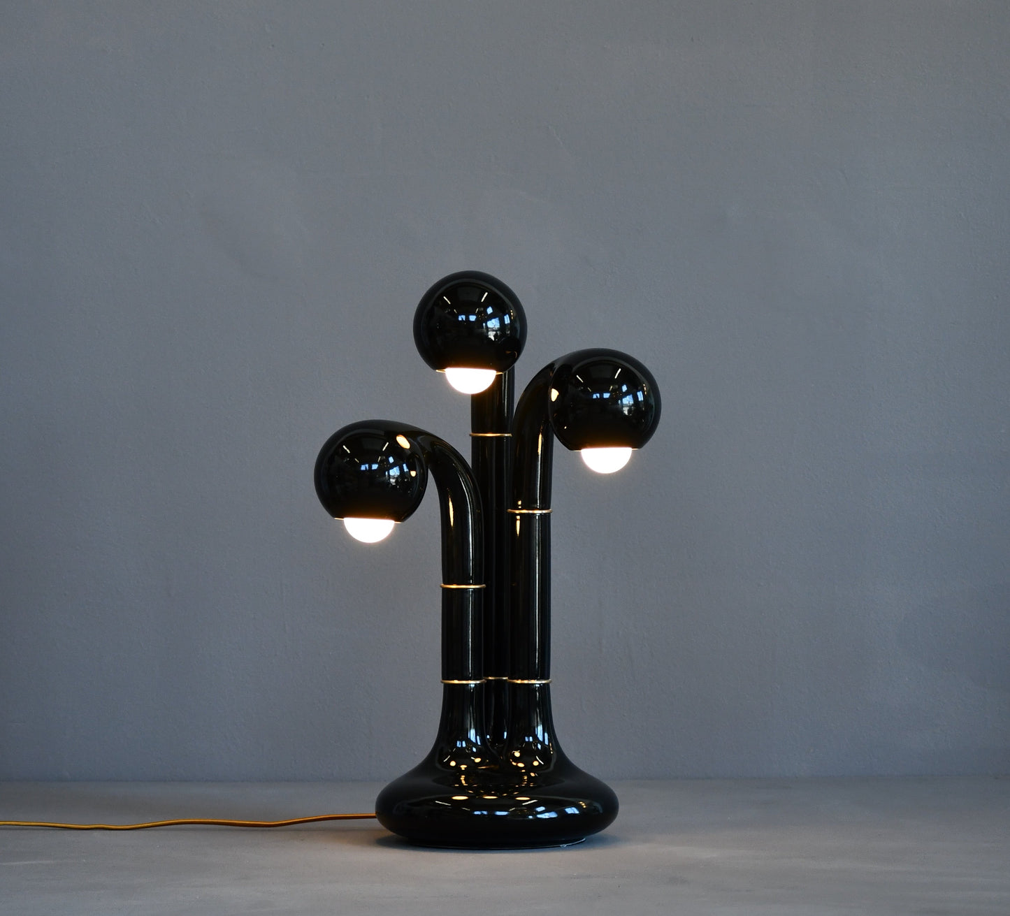 9162 Gloss Black 23” 3-GLOBE TABLE LAMP