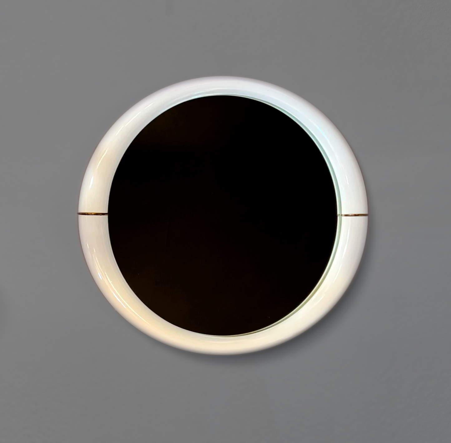 9238 Gloss White 18” ROUND WALL MIRROR